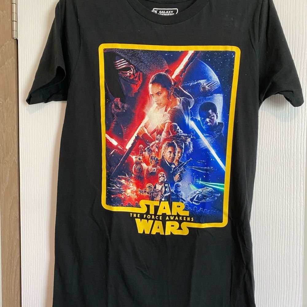 Star Wars Mens T-shirt sz S galaxy premiere collection the force awakens